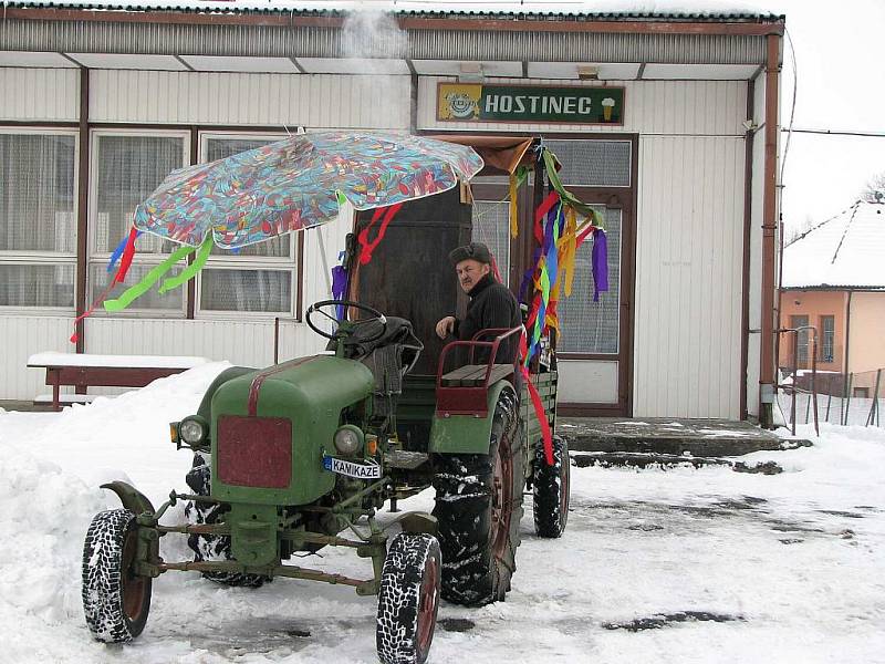 Spáňovský Masopust 2010 se neobešel bez pojízdné udírny.