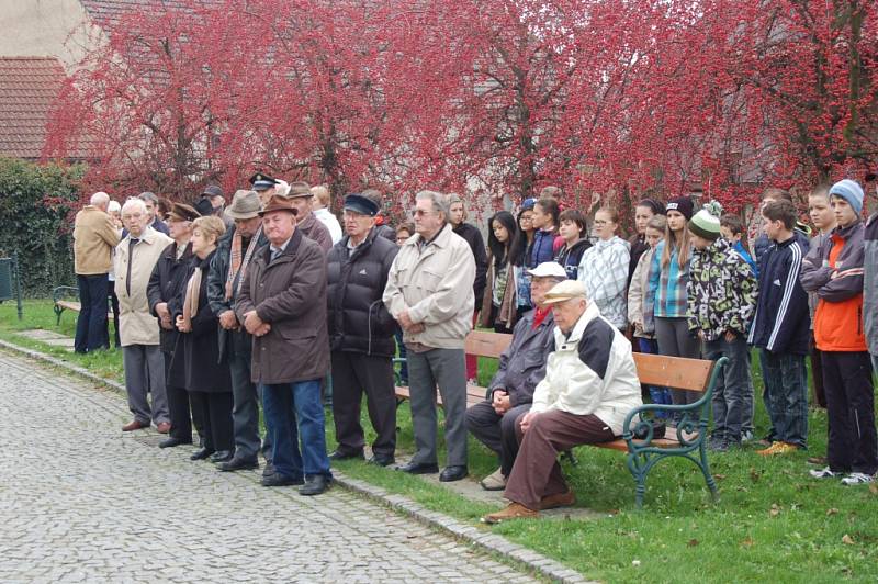 Ze setkání ke Dni boje za svobodu a demokraci u pamětní desky třetímu odboji v zahradě Chodského hradu.