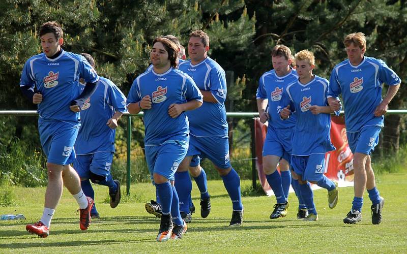 NA HLOHOVOU  DUKLOU! Fotbalisté TJ Sedmihoří Oplotec uspěli v projektu Kopeme za fotbal a vyhráli trénink vedený prvoligovými trenéry. Ve čtvrtek v podvečer se tak tým fotbalistů z Oplotce a okolí připravoval na dnešní šlágr IV. třídy okresního přeboru s 