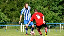 Fotbalisté Staňkova (na archivním snímku hráči v modrobílých dresech) čeká bitva podzimu - okresní derby s Holýšovem. Uspějí?