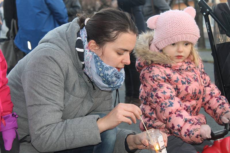 Události 17. listopadu uctili na náměstí za zvuků hudby 89. roku, nechyběla ani Modlitba pro Martu.