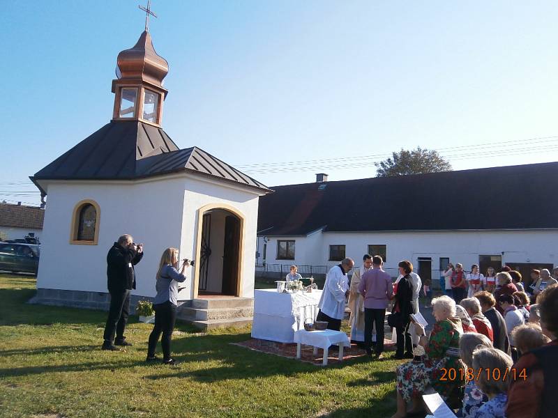 Nedělní mši svatou na prostranství u nově postavené místní kaple si nenechalo ujít spoustu lidí.