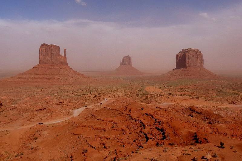 Údolí monumentů je charakteristické množstvím červených skalních útvarů z pískovce.