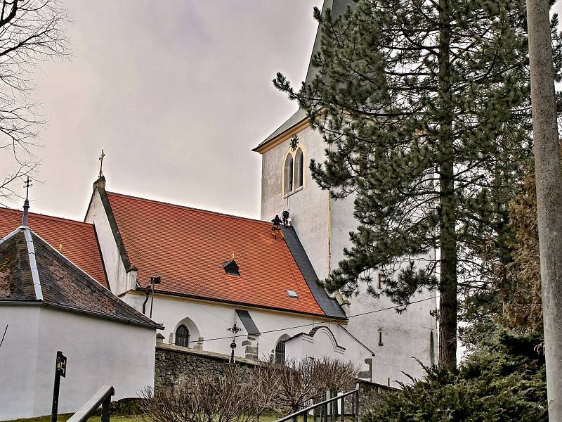 Horolezci na loučimském kostele. Z výšky jsou unikátní pohledy a záběry.