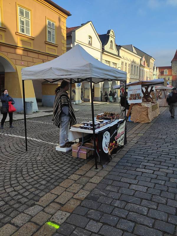 Jednodenní Vánoční trhy v Domažlicích přilákaly v sobotu 18. prosince spoustu návštěvníků. Lidé zavzpomínali i na Havla, který zemřel přesně před deseti lety.