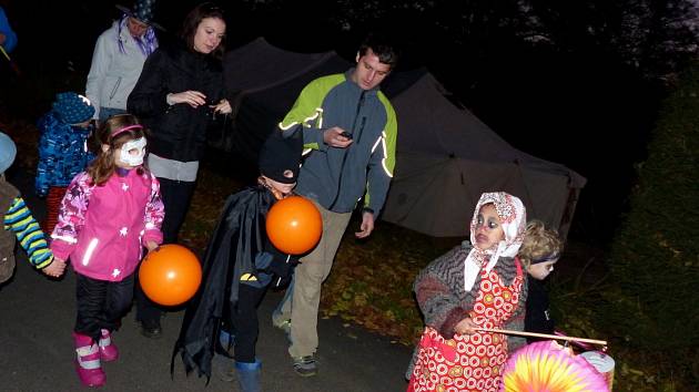 Šnajberkští měli Halloween s lampionovým průvodem.