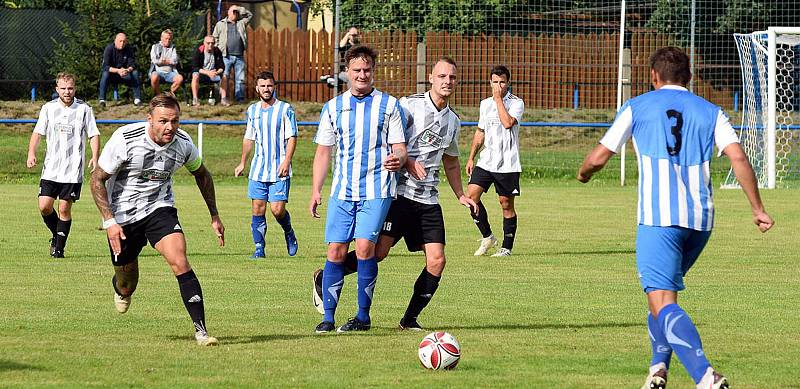 Fotbalisté Staňkova (na archivním snímku hráči v modrobílých dresech) čeká bitva podzimu - okresní derby s Holýšovem. Uspějí?