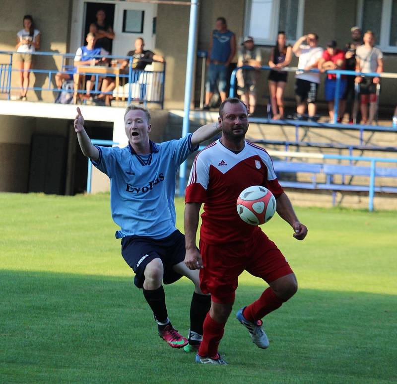 FK Holýšov B (v modrém) - Sokol Osvračín (v červeném) 2:2, na penalty 2:4.