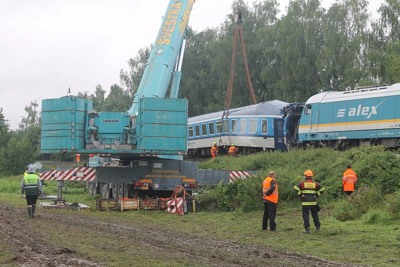 Odstraňování následků střetu dvou osobních vlaků u Milavčí na Domažlicku.