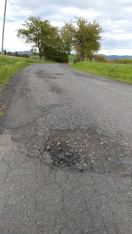 Komunikace je plná výmolů a výtluků. Její plánovaná kompletní rekonstrukce se však několikrát odložila, a tak vznikla petice.