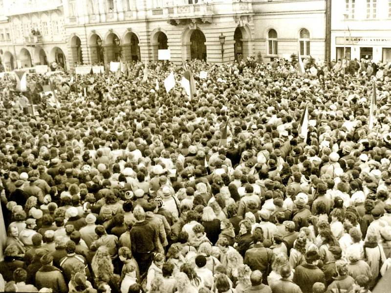  Náměstí v Domažlicích plnily v listopadových dnech roku 1989 tisíce lidí. Dochovalo se ale žalostně málo snímků. Foto: archiv Miloslava Fialy