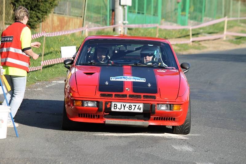 Cíl jedné rychlostní zkoušky byl opět na Hájovně u Kdyně. A vozy WRC přilákaly mnohem víc diváků než v předešlých letech. Auta diváků stála až do staré Kdyně.