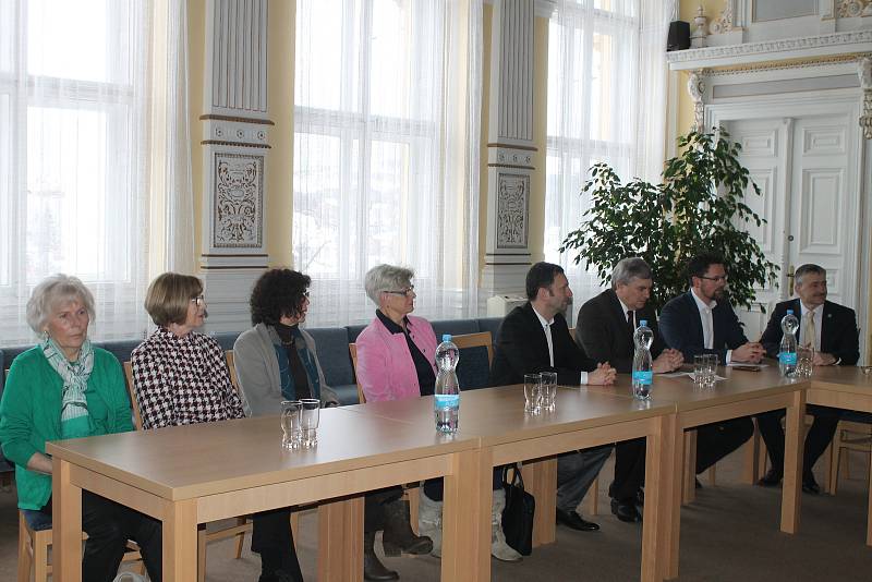 Zástupci z obou zemí se sešli v obřadní síni, aby navázali mezinárodní spolupráci.