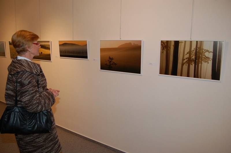 Vernisáž výstavy fotografií Karla Ihy a Vratislava Baštáře v domažlické galerii.