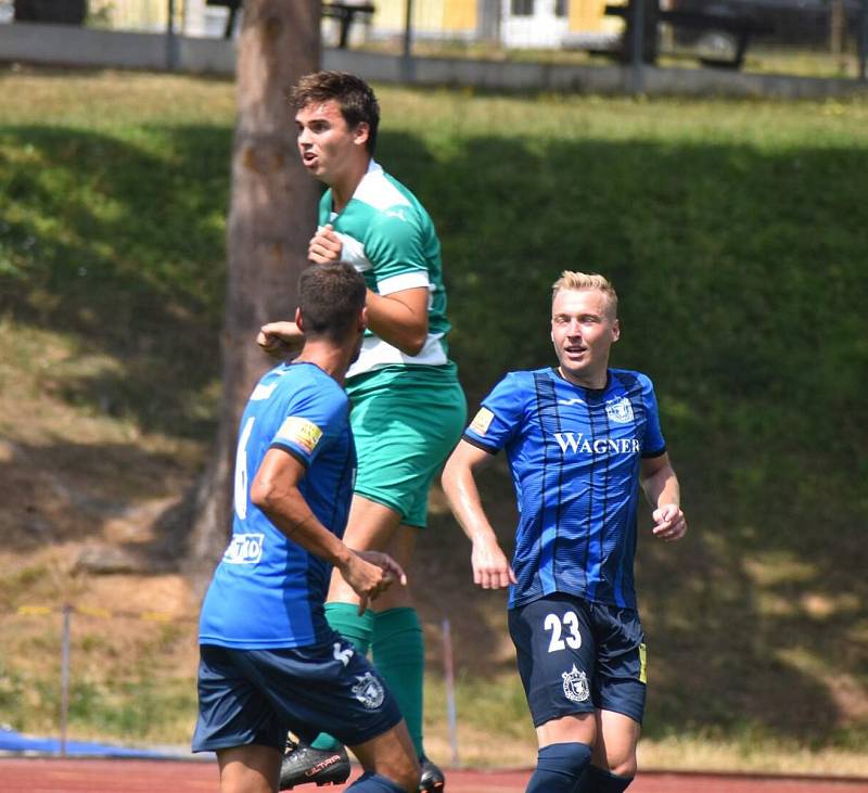 Domažlice (na snímku v modrém dresu) v přípravě béčko Bohemians porazily. Podaří se jim to i v neděli v ČFL?