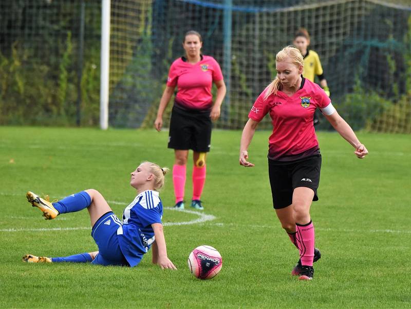 2. kolo divize C ženy: TJ Hradiště - TJ Jiskra Domažlice (na snímku fotbalistky v modrých dresech) 4:1 (2:1).