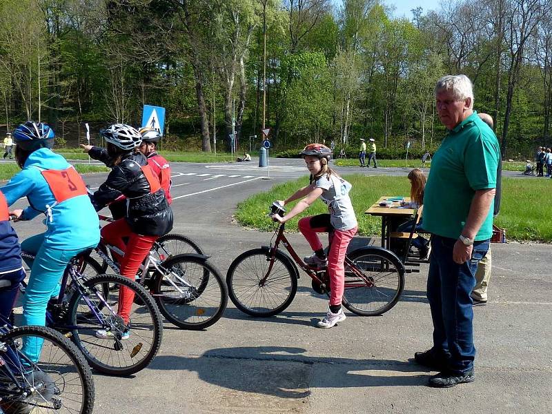 Z okresní dopravní soutěže mladých cyklistů.