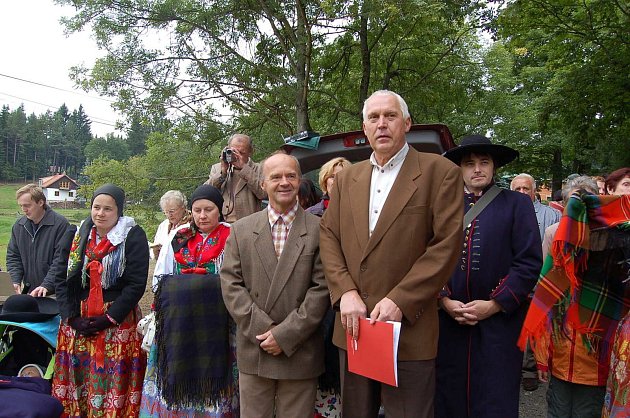 Z vysvěcení kapličky v Caparticích před 6 lety. Uprostřed zleva za oAS Český les Oldřich Kovařík a Lubomír Valenta.