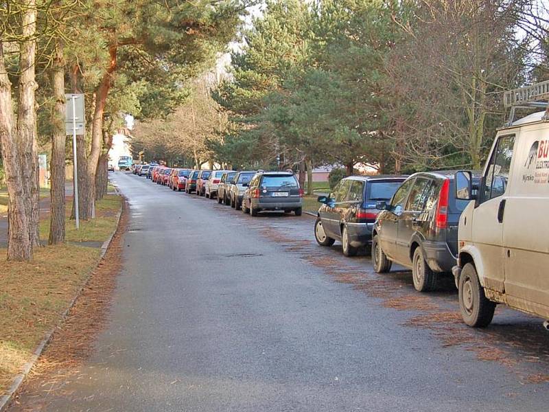  Řidiči, kteří parkují v Palackého ulici v Domažlicích, nevědomky porušují předpisy