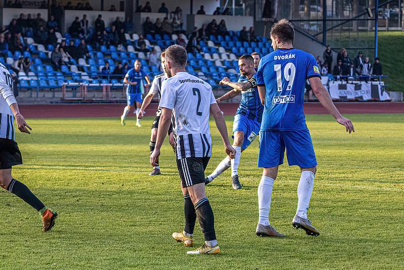 15. kolo FORTUNA ČFL, skupina A: TJ Jiskra Domažlice (na snímku fotbalisté v modrých dresech) - FK Admira Praha 1:1 (0:1).