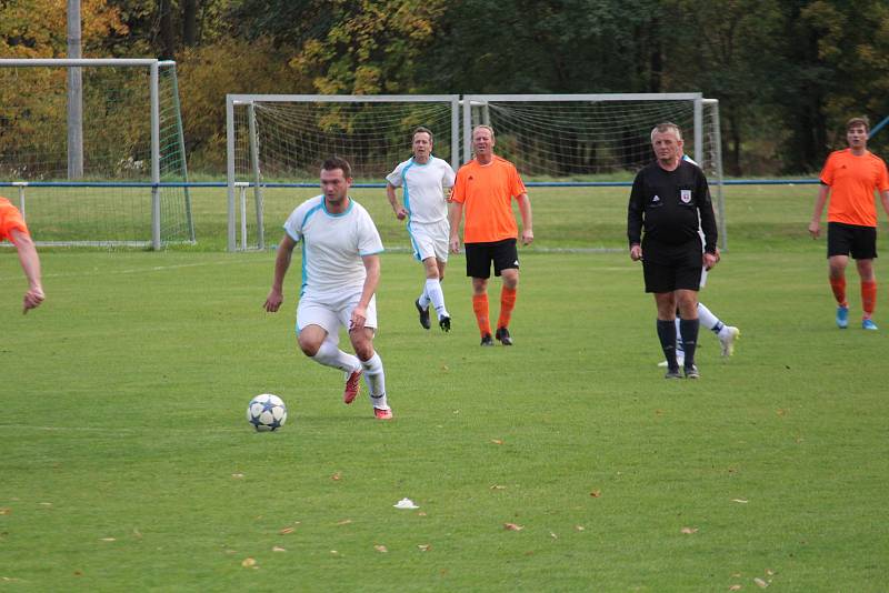 FK Staňkov C (v oranžovém) - Sokol Babylon (v bílém) 2:0 (1:0).