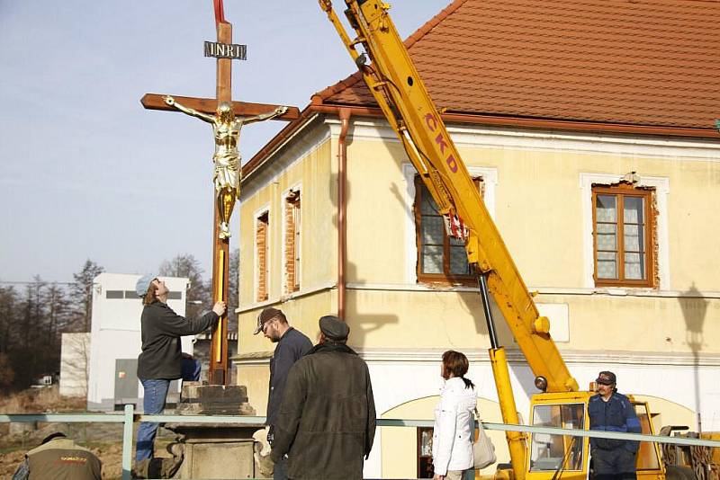 Návrat sochy Ježíše Krista na most v Horšovském Týně.