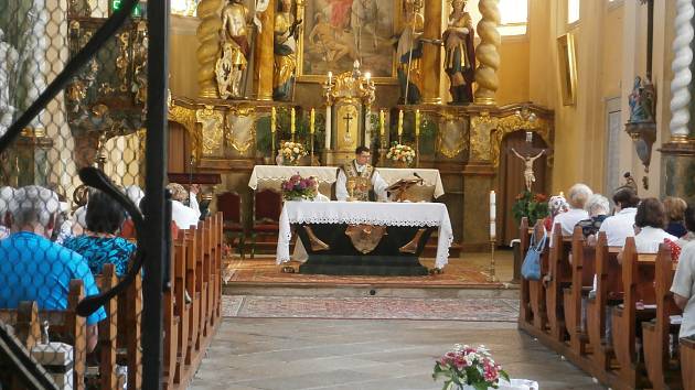 Klenečskou farnost nově vede farář Ivan Pavlíček (snímek z nedělní mše svaté v klenečském kostele).
