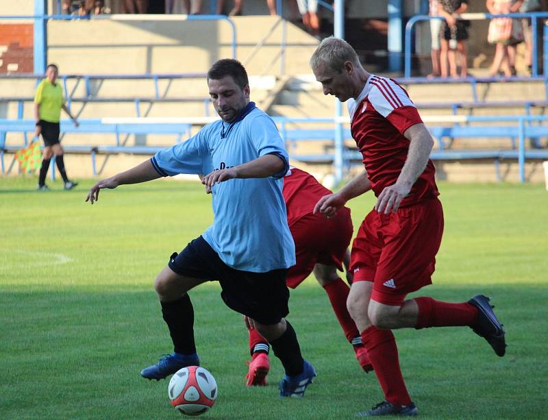 FK Holýšov B (v modrém) - Sokol Osvračín (v červeném) 2:2, na penalty 2:4.