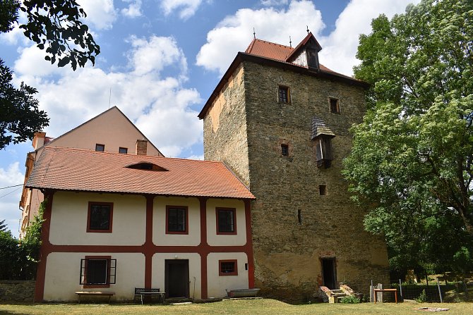 Zdeněk Procházka a jeho tvrz ve Lštění na Domažlicku. Na konci fotogalerie jsou zařazeny snímky z historie objektu a doby její rekonstrukce.