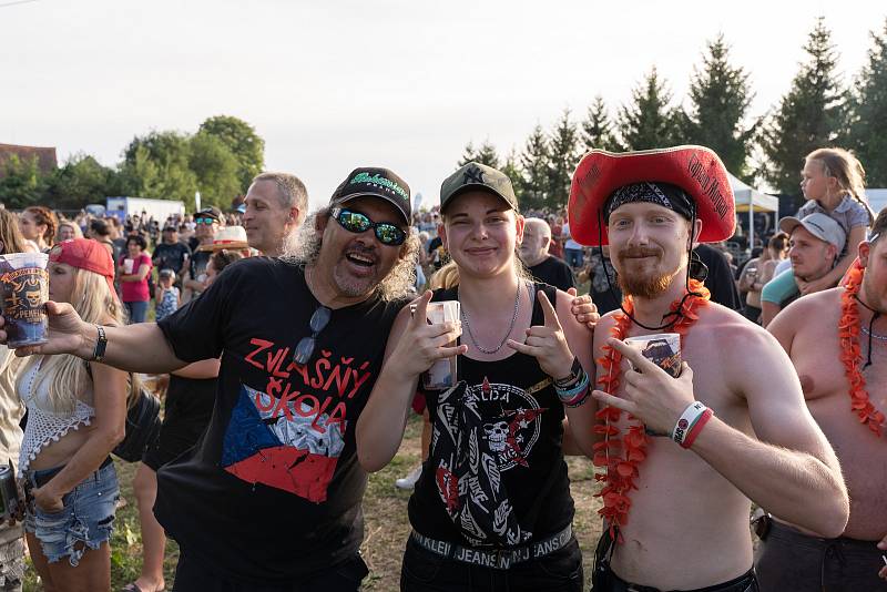 Rockový open-air festival Pekelný ostrov zahájily ve čtvrtek 30. června 2022 kapely MASH Tribute, Zvlášňý škola a Kabát revival WEST.