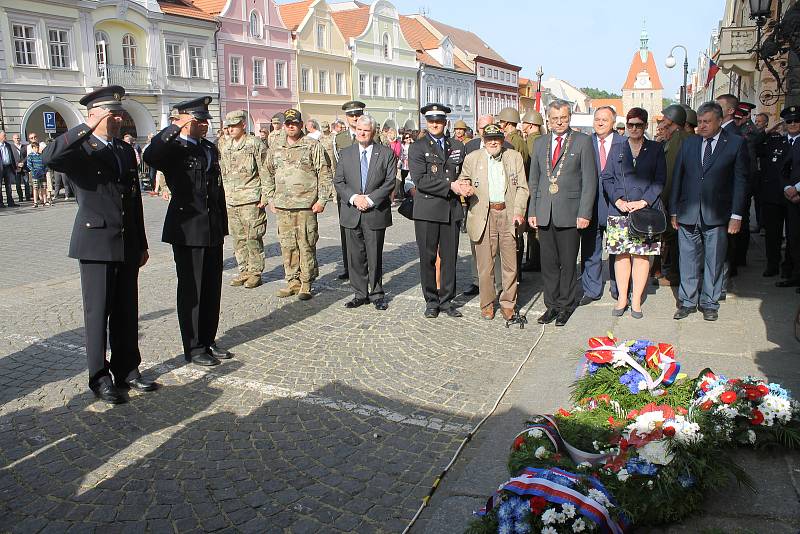 Na 73. výročí konce druhé světové války dorazil válečný veterán James Duncan (93), který Domažlice osvobozoval.