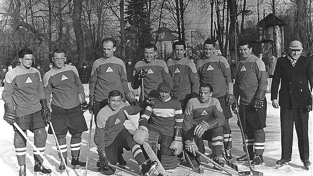 Na snímku hokejového týmu Domažlic z roku 1957 je František Bezvoda pátý zleva. 