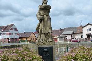 Pomník věnovaný obětem I. světové války a Václavu Pejsarovi.
