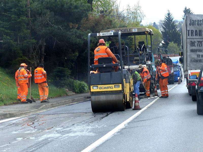 Výsprava silnice probíhá bezprostředně po vyfrézování špatných úseků.