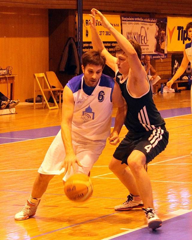 Z utkání basketbalistů Jiskry Domažlice s ČZU Praha.