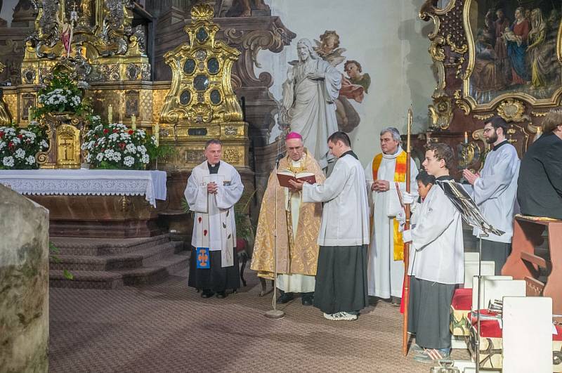 Žehnání novému basreliéfu v domažlickém kostele.