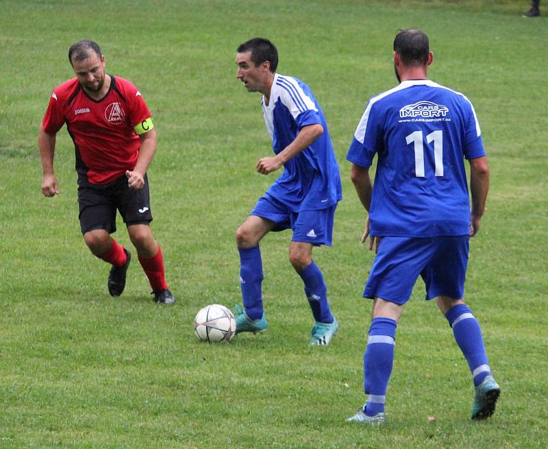 Sokol Milavče (v modrém) - SK Poběžovice (v červeném) 7:2 (3:2).