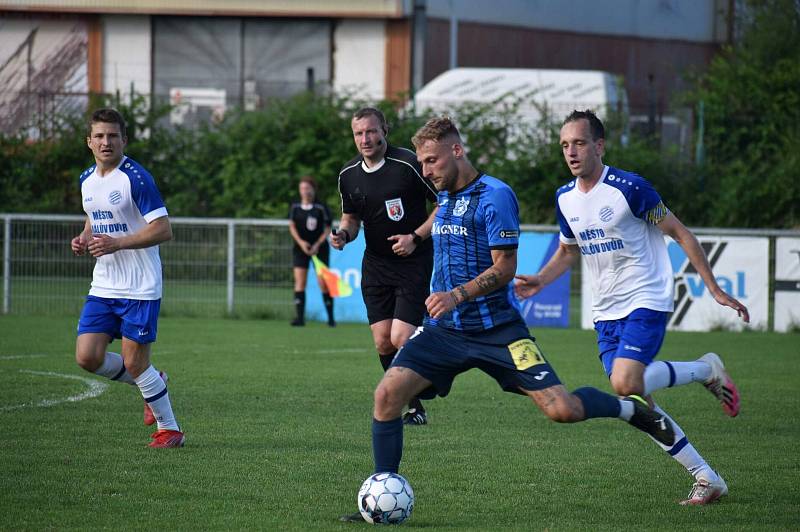 Na konci loňské sezony fotbalisté TJ Jiskra Domažlice (modří) prohráli v Králově Dvoře (na archivním snímku hráči v bílých dresech) 1:2, teď tu ovšem v 9. kola aktuálního ročníku zvítězili 1:0.