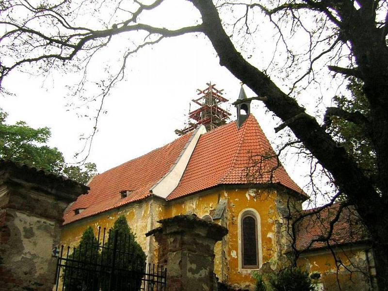 Z opravy kostela sv. Vavřince v Tasnovicích.