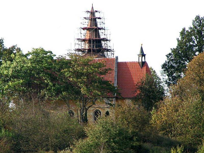 Z opravy kostela sv. Vavřince v Tasnovicích.