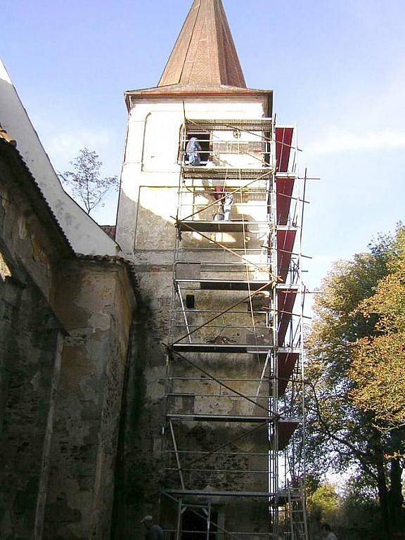 Z opravy kostela sv. Vavřince v Tasnovicích.