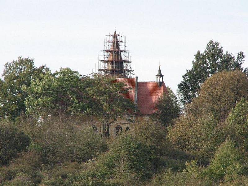 Z opravy kostela sv. Vavřince v Tasnovicích.