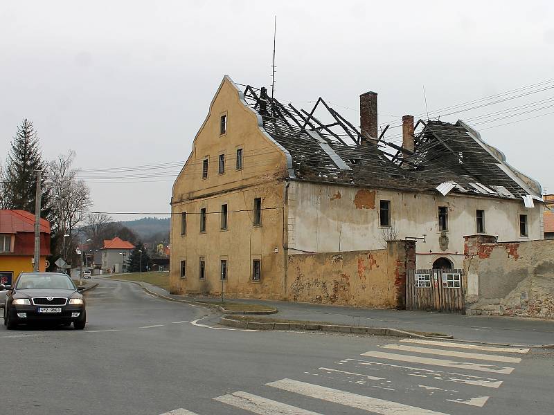 Město Bělá nad Radbuzou zachraňuje tvrz ze 17. století i přilehlé budovy.