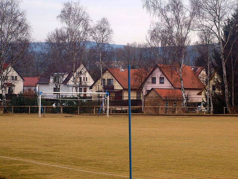 Hlavní hřiště v Blovicích. Tady se nehrálo. O záchranu se bojovalo jinde. 