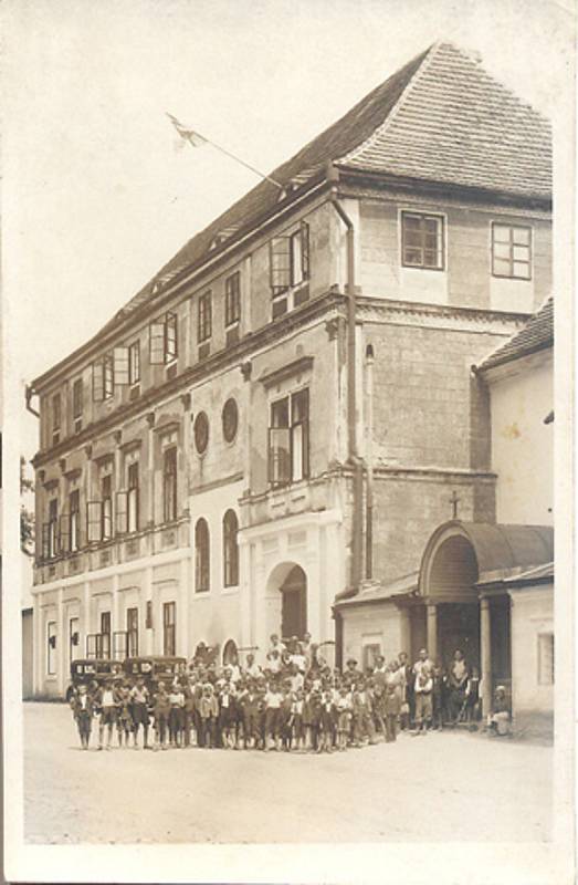 Často se na pohlednicích nebo fotografiích objevuje trhanovský zámek. Nechybějí ani snímky mapující proměnu obce.