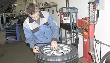 JARNÍ PROHLÍDKU vozu lze spojit s přezutím ze zimních na letní pneumatiky. 