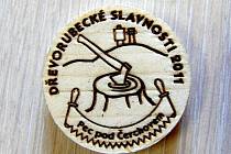 Premiérová dřevěná známka Dřevorubeckých slavností v Peci pod Čerchovem.