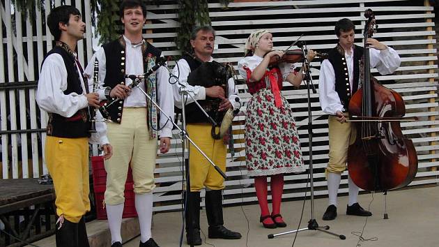 Folklorní slavnost Výhledy 2012 v Klenčí. Mrákovská dudácká muzika.