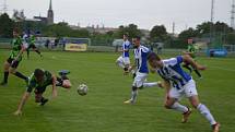 Ve svém úvodním zápase Memoriálu Matěje Strejčka vyhrála Jiskra Domažlice (v modrém) nad dorostem Viktorie Plzeň U19 6:3.