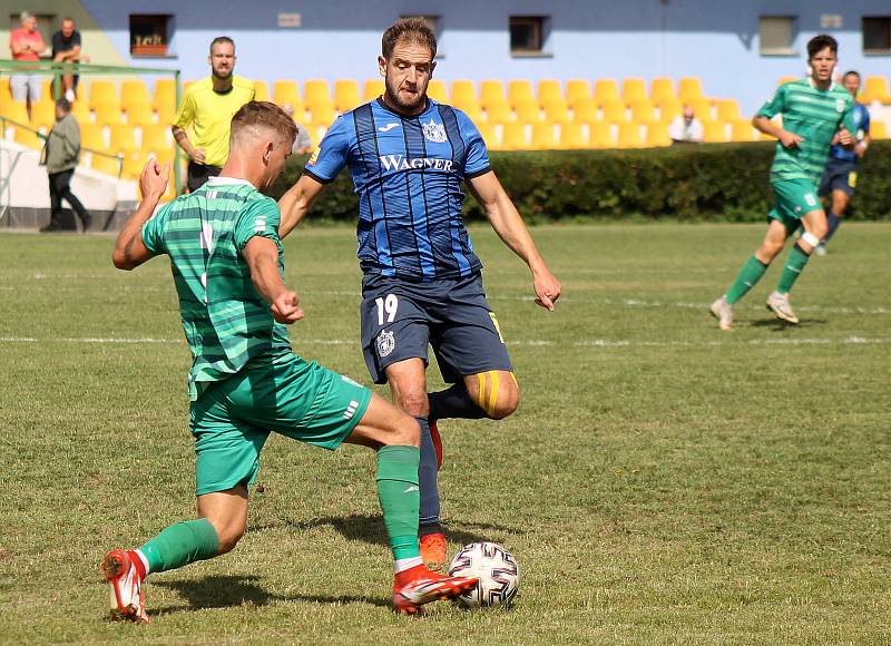 1. kolo FORTUNA ČFL, skupina A - 2022/2023: FK Loko Vltavín - TJ Jiskra Domažlice (hráči v modrých dresech) 1:2 (0:1).